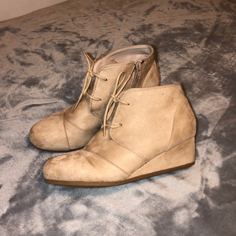 cream/tan wedges